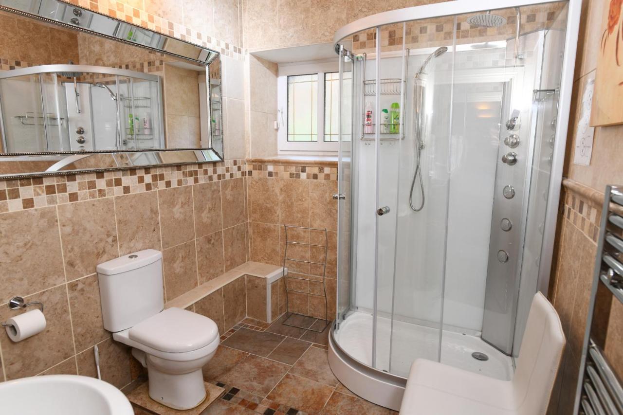 Luxury Suite In Quiet Countryside Location Swansea Exterior foto